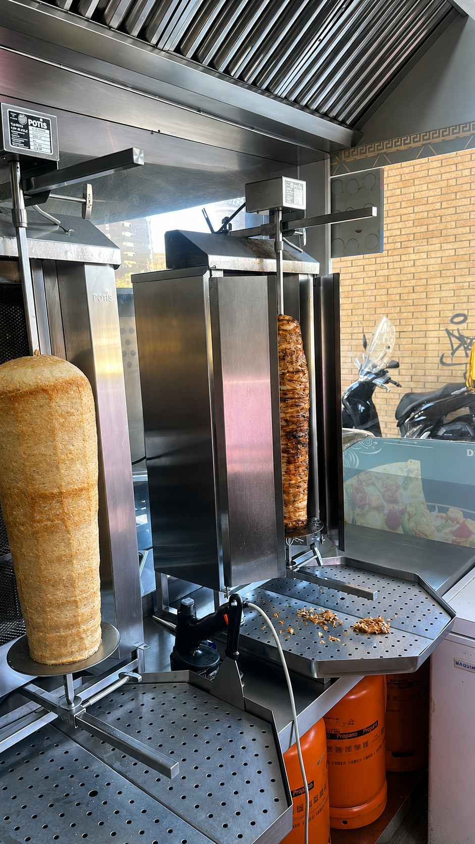 Rollos de kebab en la cocina de Pita House